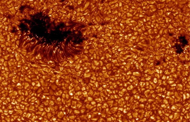 Cette image représente les fameux granules de la photosphère. Les couleurs foncées sont représentatives des températures faibles tandis que les couleurs claires représentent les températures élevées. Ces granules sont directement la conséquence des mouvements de convection de la zone convective. On observe également quelques aberrations froides qui sont en fait les taches solaires (ici en haut à gauche).  Ces taches solaires sont en grande partie dues aux champs magnétiques issus des mouvements rotatifs du plasma solaire.