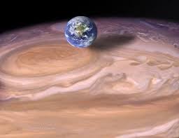 Voici une image montrant la tache rouge de Jupiter et la comparant à la taille de la Terre. Cette tache est en réalité une tempête extrêmement violente qui dure depuis plusieurs siècles et où on y trouve des vents soufflant à plus de 700 km/h ! Les ouragans terrestres n'ont qu'à bien se tenir :p Cette tempête résulte des mouvements de convection de matière dont les sens de déplacements changent en fonction des différentes latitudes. 