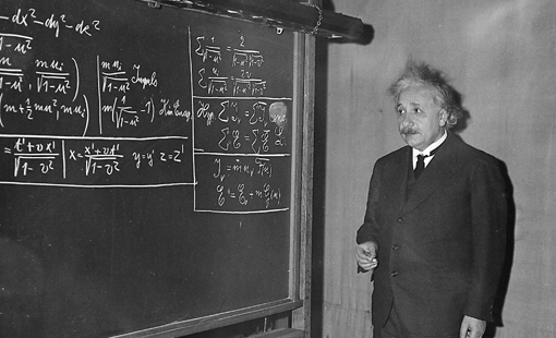 Photo prise le 28 Décembre 1934 lors d'une conférence de l'association américaine de l'avancée scientifique à l'institut de technologie de Pittsburgh. Einstein redémontre sa célèbre équation de l'équivalence masse-énergie E=mc²
