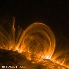 Photo représentant une éruption solaire. On constate que les jets de matière suivent les lignes du champ magnétique. 