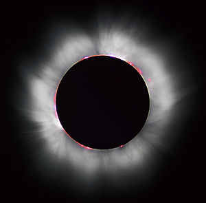 Voici une photo de la couronne solaire. Cette photo a été prise durant l’éclipse totale de Soleil en 1999. On peut également apercevoir la couronne solaire en utilisant un coronographe, c'est un petit disque dont le diamètre angulaire est exactement égal à celui du soleil. On voit très bien que la couronne solaire est sujette à de nombreux vents dus aux fluctuations du champ magnétique de l'étoile. [Source : Wikipedia]